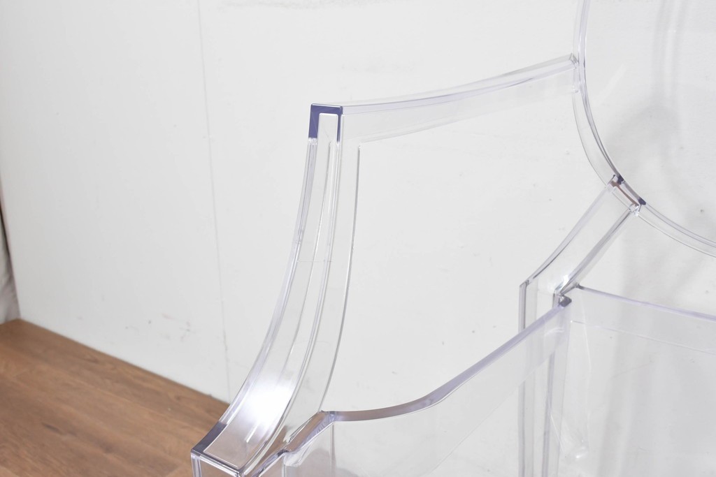 中古　イタリア　Kartell(カルテル)　フィリップ・スタルク　ルイゴースト(LOUIS GHOST)　透明感とクラシカルなフォルムが美しいアームチェア　(R-090133)