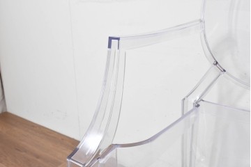 中古　イタリア　Kartell(カルテル)　フィリップ・スタルク　ルイゴースト(LOUIS GHOST)　透明感とクラシカルなフォルムが美しいアームチェア　(R-090133)
