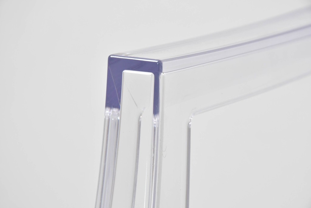 中古　イタリア　Kartell(カルテル)　フィリップ・スタルク　ルイゴースト(LOUIS GHOST)　透明感とクラシカルなフォルムが美しいアームチェア　(R-090133)