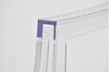 中古　イタリア　Kartell(カルテル)　フィリップ・スタルク　ルイゴースト(LOUIS GHOST)　透明感とクラシカルなフォルムが美しいアームチェア　(R-090133)