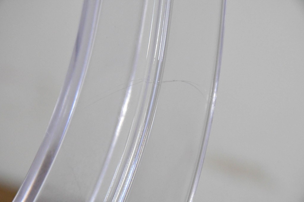 中古　イタリア　Kartell(カルテル)　フィリップ・スタルク　ルイゴースト(LOUIS GHOST)　透明感とクラシカルなフォルムが美しいアームチェア　(R-090133)