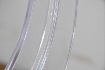 中古　イタリア　Kartell(カルテル)　フィリップ・スタルク　ルイゴースト(LOUIS GHOST)　透明感とクラシカルなフォルムが美しいアームチェア　(R-090133)