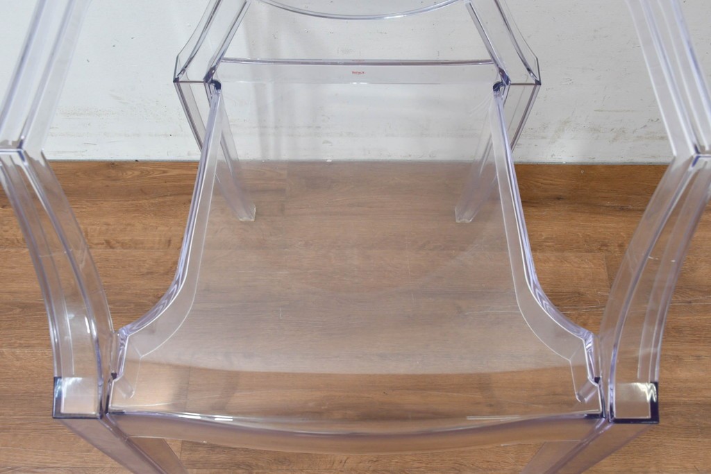中古　イタリア　Kartell(カルテル)　フィリップ・スタルク　ルイゴースト(LOUIS GHOST)　透明感とクラシカルなフォルムが美しいアームチェア　(R-090133)
