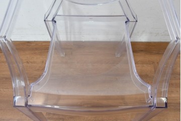 中古　イタリア　Kartell(カルテル)　フィリップ・スタルク　ルイゴースト(LOUIS GHOST)　透明感とクラシカルなフォルムが美しいアームチェア　(R-090133)