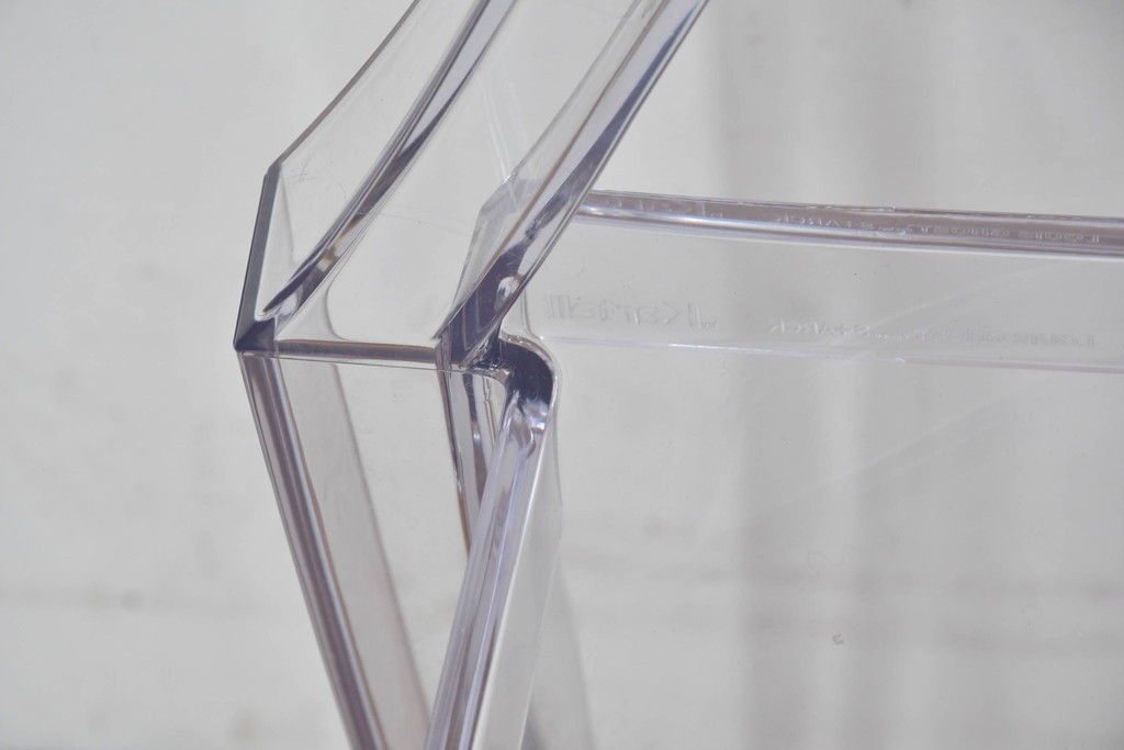 中古　イタリア　Kartell(カルテル)　フィリップ・スタルク　ルイゴースト(LOUIS GHOST)　透明感とクラシカルなフォルムが美しいアームチェア　(R-090133)