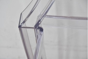中古　イタリア　Kartell(カルテル)　フィリップ・スタルク　ルイゴースト(LOUIS GHOST)　透明感とクラシカルなフォルムが美しいアームチェア　(R-090133)