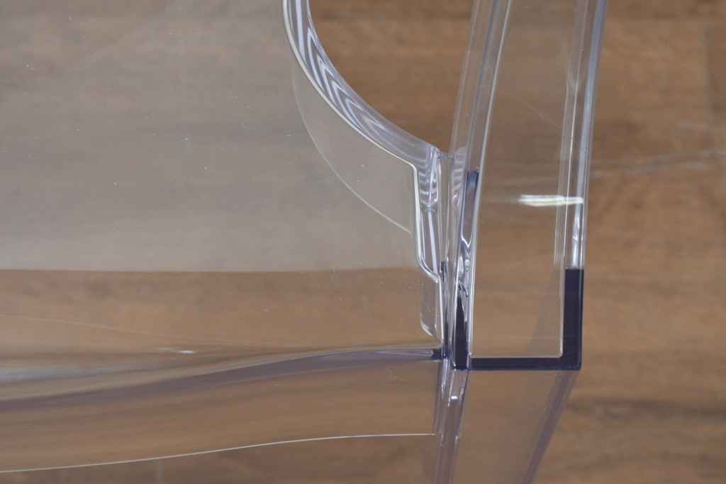中古　イタリア　Kartell(カルテル)　フィリップ・スタルク　ルイゴースト(LOUIS GHOST)　透明感とクラシカルなフォルムが美しいアームチェア　(R-090133)