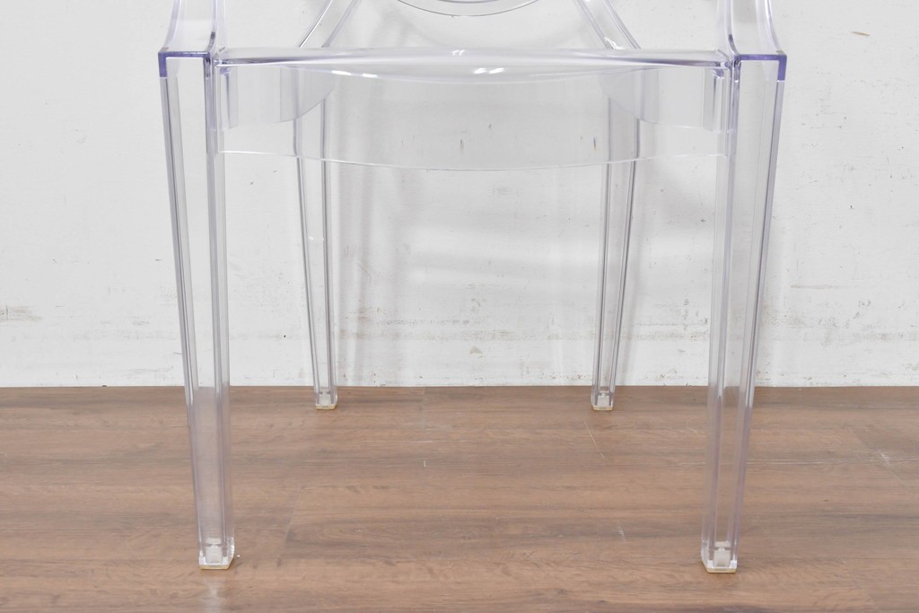 中古　イタリア　Kartell(カルテル)　フィリップ・スタルク　ルイゴースト(LOUIS GHOST)　透明感とクラシカルなフォルムが美しいアームチェア　(R-090133)