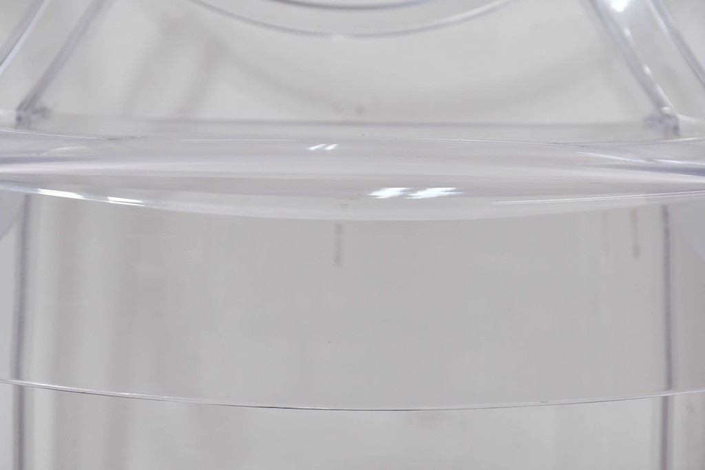 中古　イタリア　Kartell(カルテル)　フィリップ・スタルク　ルイゴースト(LOUIS GHOST)　透明感とクラシカルなフォルムが美しいアームチェア　(R-090133)