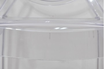 中古　イタリア　Kartell(カルテル)　フィリップ・スタルク　ルイゴースト(LOUIS GHOST)　透明感とクラシカルなフォルムが美しいアームチェア　(R-090133)