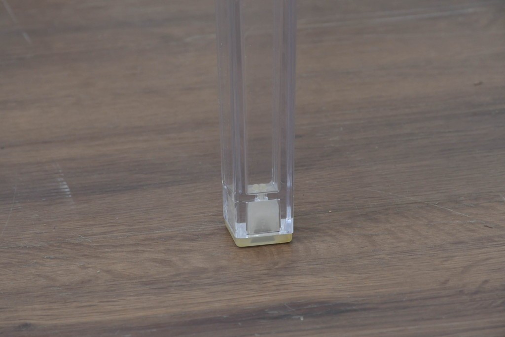 中古　イタリア　Kartell(カルテル)　フィリップ・スタルク　ルイゴースト(LOUIS GHOST)　透明感とクラシカルなフォルムが美しいアームチェア　(R-090133)