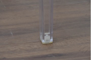 中古　イタリア　Kartell(カルテル)　フィリップ・スタルク　ルイゴースト(LOUIS GHOST)　透明感とクラシカルなフォルムが美しいアームチェア　(R-090133)