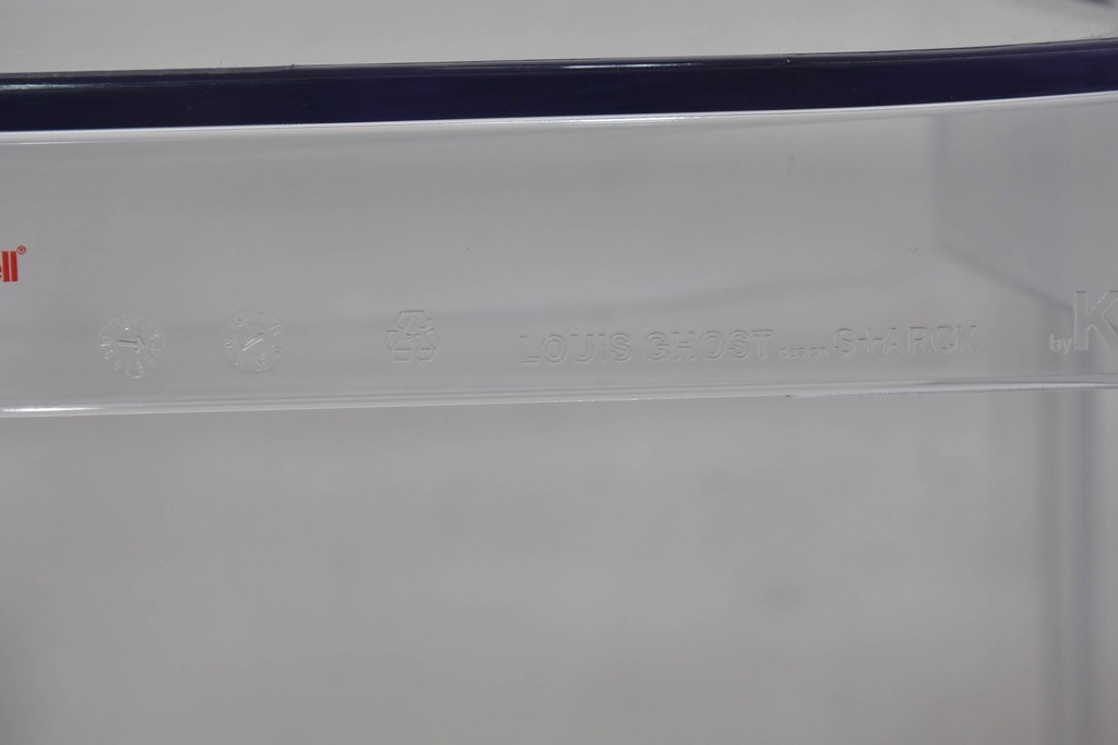 中古　イタリア　Kartell(カルテル)　フィリップ・スタルク　ルイゴースト(LOUIS GHOST)　透明感とクラシカルなフォルムが美しいアームチェア　(R-090133)