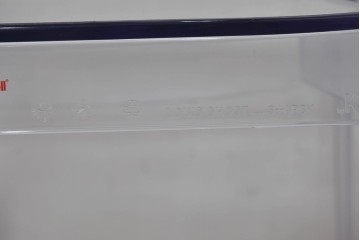 中古　イタリア　Kartell(カルテル)　フィリップ・スタルク　ルイゴースト(LOUIS GHOST)　透明感とクラシカルなフォルムが美しいアームチェア　(R-090133)