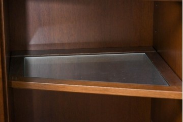 中古　美品　maruni(マルニ木工)　端正なデザインが魅力の照明付きキャビネット　定価約130万円　(R-090135)