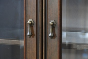 中古　美品　maruni(マルニ木工)　端正なデザインが魅力の照明付きキャビネット　定価約130万円　(R-090135)