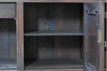 イギリスアンティーク　高級品!!　オーク材　彫刻意匠が美しい作りの良いサイドボード　(R-090136)