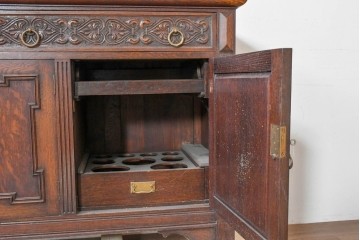 イギリスアンティーク　高級品!!　オーク材　彫刻意匠が美しい作りの良いサイドボード　(R-090136)