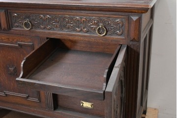 イギリスアンティーク　高級品!!　オーク材　彫刻意匠が美しい作りの良いサイドボード　(R-090136)