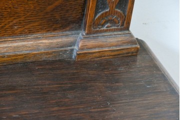 イギリスアンティーク　高級品!!　オーク材　彫刻意匠が美しい作りの良いサイドボード　(R-090136)