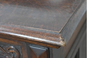 イギリスアンティーク　高級品!!　オーク材　彫刻意匠が美しい作りの良いサイドボード　(R-090136)