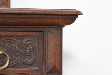 イギリスアンティーク　高級品!!　オーク材　彫刻意匠が美しい作りの良いサイドボード　(R-090136)