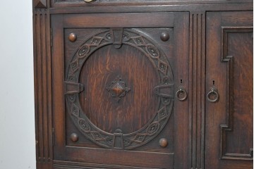 イギリスアンティーク　高級品!!　オーク材　彫刻意匠が美しい作りの良いサイドボード　(R-090136)