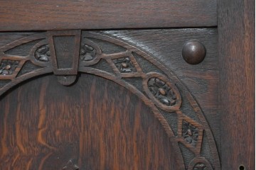 イギリスアンティーク　高級品!!　オーク材　彫刻意匠が美しい作りの良いサイドボード　(R-090136)