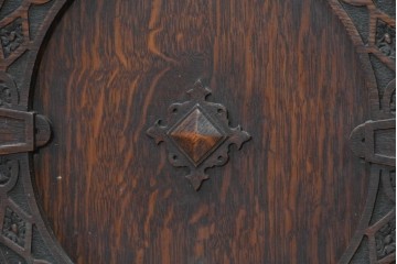 イギリスアンティーク　高級品!!　オーク材　彫刻意匠が美しい作りの良いサイドボード　(R-090136)
