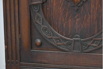 イギリスアンティーク　高級品!!　オーク材　彫刻意匠が美しい作りの良いサイドボード　(R-090136)