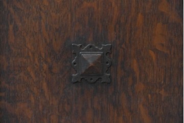 イギリスアンティーク　高級品!!　オーク材　彫刻意匠が美しい作りの良いサイドボード　(R-090136)
