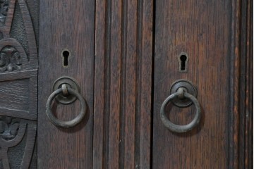 イギリスアンティーク　高級品!!　オーク材　彫刻意匠が美しい作りの良いサイドボード　(R-090136)
