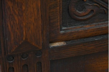 イギリスアンティーク　高級品!!　オーク材　彫刻意匠が美しい作りの良いサイドボード　(R-090136)