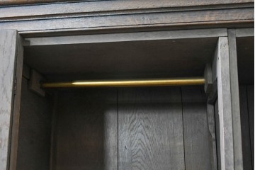 イギリスアンティーク　オーク材　クラシカルな意匠のワードローブ　(R-090137)