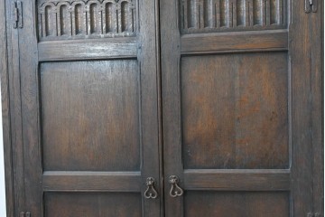 イギリスアンティーク　オーク材　クラシカルな意匠のワードローブ　(R-090137)