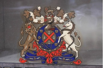 イギリスアンティーク　ガラス製の取っ手と大きな紋章が華やかなキャビネット　(R-090138)