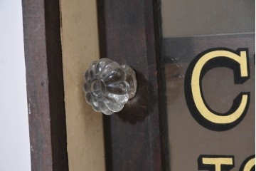 イギリスアンティーク　ガラス製の取っ手と大きな紋章が華やかなキャビネット　(R-090138)
