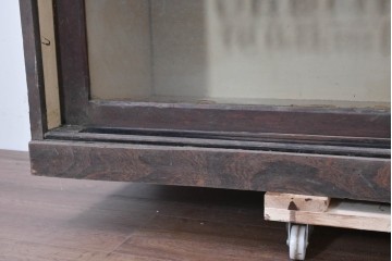 イギリスアンティーク　ガラス製の取っ手と大きな紋章が華やかなキャビネット　(R-090138)