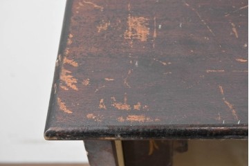 イギリスアンティーク　ガラス製の取っ手と大きな紋章が華やかなキャビネット　(R-090138)