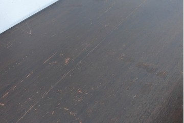 イギリスアンティーク　ガラス製の取っ手と大きな紋章が華やかなキャビネット　(R-090138)