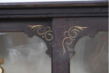 イギリスアンティーク　ガラス製の取っ手と大きな紋章が華やかなキャビネット　(R-090138)