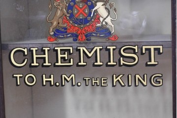 イギリスアンティーク　ガラス製の取っ手と大きな紋章が華やかなキャビネット　(R-090138)