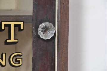 イギリスアンティーク　ガラス製の取っ手と大きな紋章が華やかなキャビネット　(R-090138)