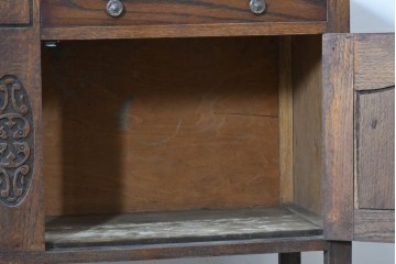 イギリスアンティーク　オーク材　丸鏡と彫刻が上品なミラーバックサイドボード　(R-090139)