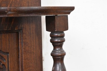 イギリスアンティーク　オーク材　丸鏡と彫刻が上品なミラーバックサイドボード　(R-090139)