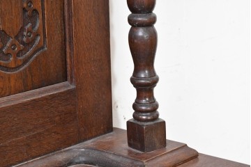 イギリスアンティーク　オーク材　丸鏡と彫刻が上品なミラーバックサイドボード　(R-090139)