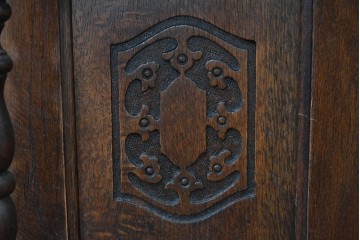 イギリスアンティーク　オーク材　丸鏡と彫刻が上品なミラーバックサイドボード　(R-090139)