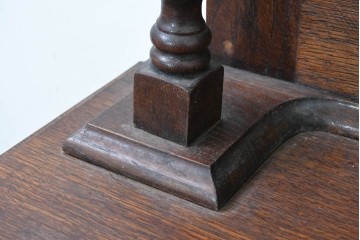 イギリスアンティーク　オーク材　丸鏡と彫刻が上品なミラーバックサイドボード　(R-090139)
