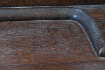 イギリスアンティーク　オーク材　丸鏡と彫刻が上品なミラーバックサイドボード　(R-090139)