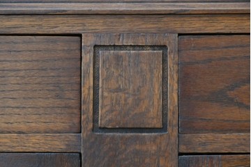 イギリスアンティーク　オーク材　丸鏡と彫刻が上品なミラーバックサイドボード　(R-090139)